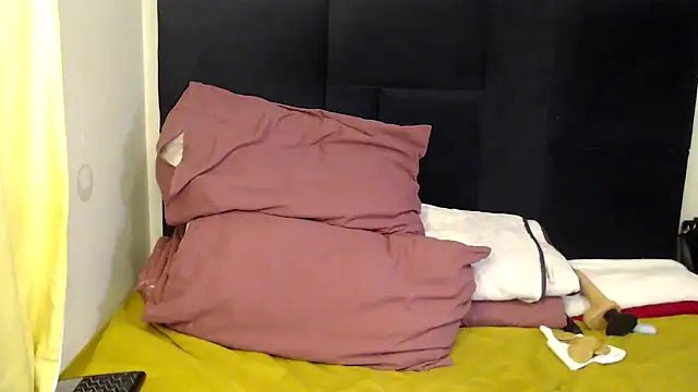 Snapshot of Busty-Londie chatting on September 2025 06:02:02 PM Busty-Londie online show from September 2025 06:02:02 PM