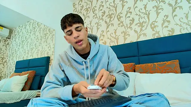 Tyler Rodriguez online show from October 2025 12:00:02 AM