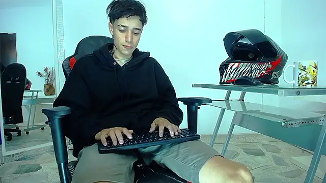 Snapshot of Zacktk7 chatting on December 2024 11:13:02 PM Zacktk7 online show from December 2024 11:13:02 PM