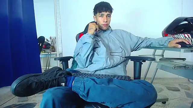 Snapshot of Zacktk7 chatting on December 2024 11:14:01 PM Zacktk7 online show from December 2024 11:14:01 PM