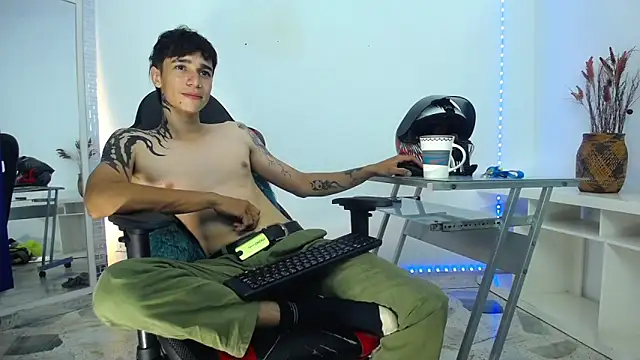 Snapshot of Zacktk7 chatting on December 2024 02:32:01 AM Zacktk7 online show from December 2024 02:32:01 AM