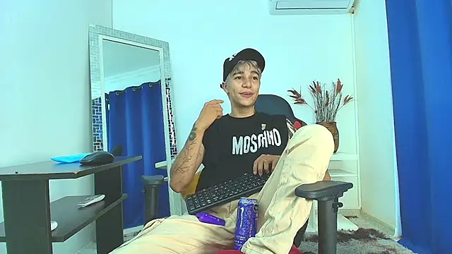 Snapshot of Zacktk7 chatting on February 2025 08:27:02 PM Zacktk7 online show from February 2025 08:27:02 PM