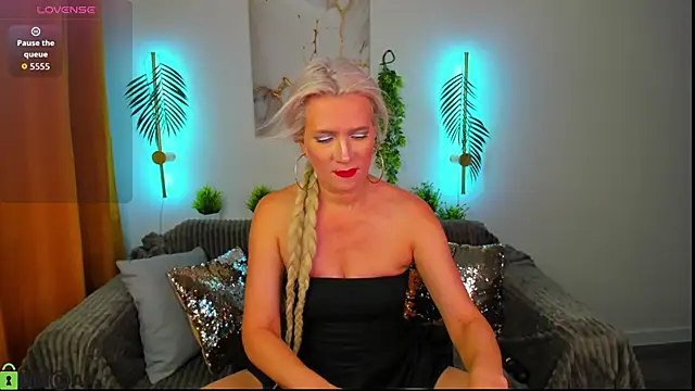 Luna  Lewis online show from November 2025 08:47:02 AM