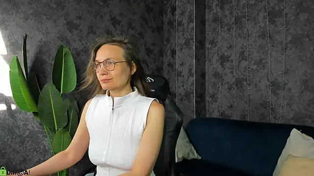 Snapshot of Lillian_White chatting on June 2026 12:52:02 AM Lillian White online show from June 2026 12:52:02 AM
