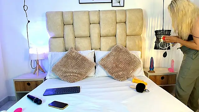 AdharaSmithh online show from November 2025 07:18:02 PM