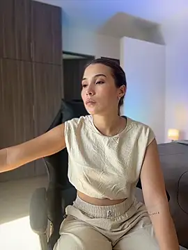 SophieRaily  online show from November 2025 04:40:01 PM