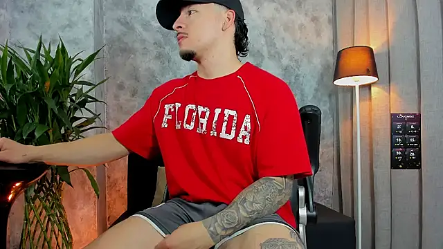 boyc022  online show from November 2025 05:44:01 PM