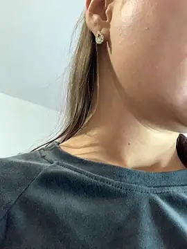 Snapshot of MiraMiss chatting on December 2025 08:09:01 AM MiraMiss online show from December 2025 08:09:01 AM