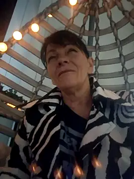 Snapshot of MeenaMoon chatting on September 2025 10:09:02 PM MeenaMoon online show from September 2025 10:09:02 PM