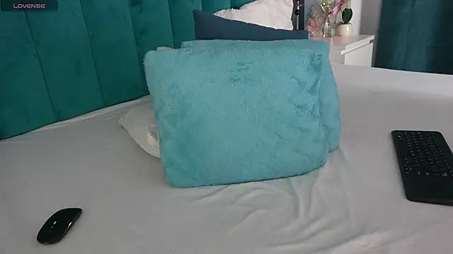 Snapshot of LauraMirage chatting on March 2025 10:00:02 AM LauraMirage online show from March 2025 10:00:02 AM