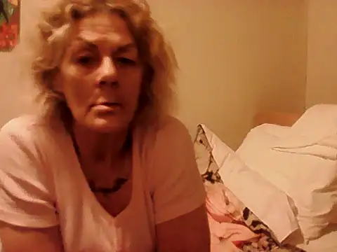 Snapshot of housewife_shantie chatting on April 2026 02:11:02 AM housewife shantie online show from April 2026 02:11:02 AM