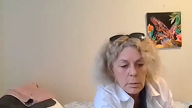 Snapshot of housewife_shantie chatting on May 2026 10:53:02 AM housewife shantie online show from May 2026 10:53:02 AM