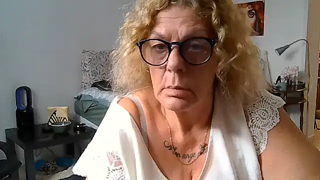 Snapshot of housewife_shantie chatting on July 2026 09:23:01 AM housewife shantie online show from July 2026 09:23:01 AM