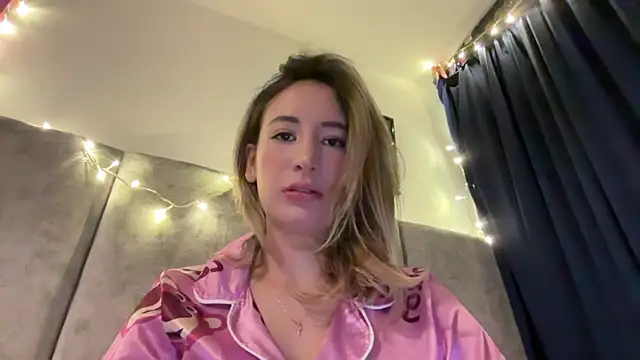 Snapshot of Gabby_cruz_ chatting on December 2024 03:08:02 AM Gabby cruz online show from December 2024 03:08:02 AM