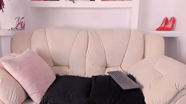 Snapshot of Radiant_Naomi chatting on December 2025 12:32:01 PM Radiant Naomi online show from December 2025 12:32:01 PM