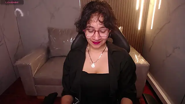 Lili Gomez  online show from November 2025 01:43:01 PM