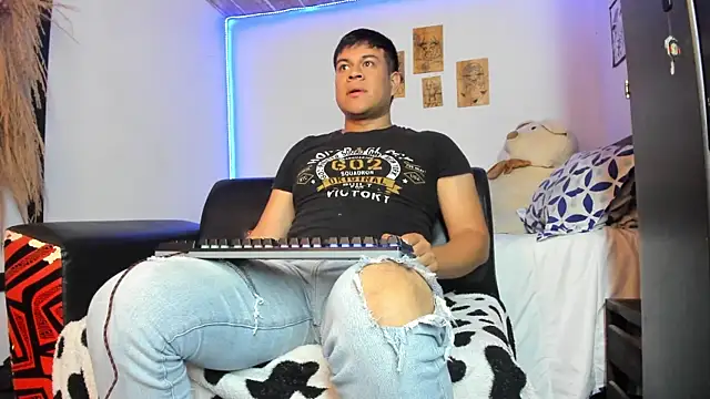 Snapshot of Nicolaskoling chatting on December 2024 03:32:01 AM Nicolaskoling online show from December 2024 03:32:01 AM