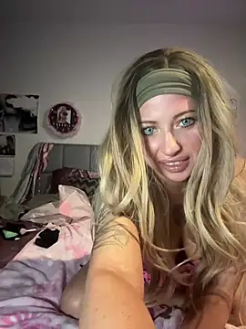 Snapshot of Hollyhudson123 chatting on March 2025 10:00:02 AM Hollyhudson123 online show from March 2025 10:00:02 AM