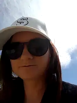 Snapshot of Samira-Summer chatting on March 2025 10:47:01 AM Samira-Summer online show from March 2025 10:47:01 AM