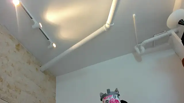 mia roldan  online show from December 2025 12:00:02 PM