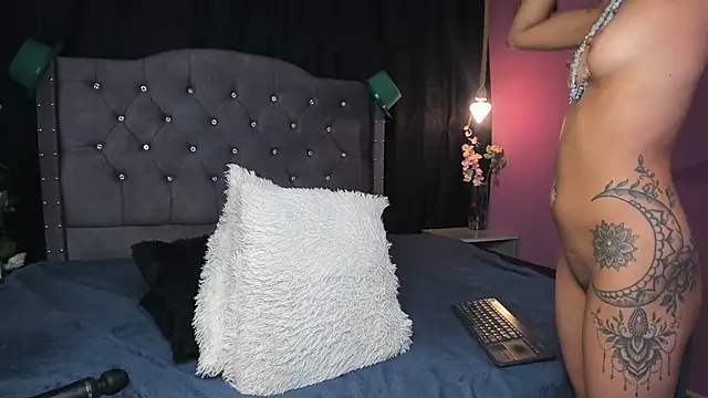 Snapshot of slutty_venus chatting on March 2025 05:17:02 AM slutty venus online show from March 2025 05:17:02 AM