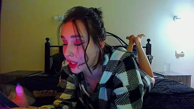 Snapshot of LinaTruly chatting on December 2025 10:04:01 PM LinaTruly online show from December 2025 10:04:01 PM