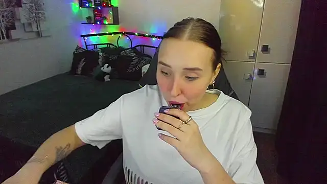 Snapshot of LinaTruly chatting on February 2026 10:40:01 PM LinaTruly online show from February 2026 10:40:01 PM