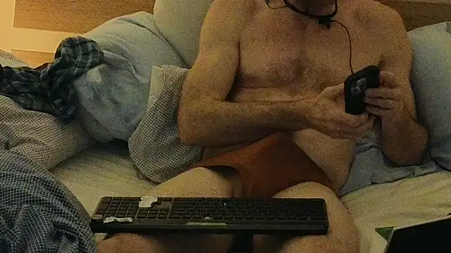 Snapshot of Twowellshapedheads chatting on March 2026 10:43:01 PM Twowellshapedheads online show from March 2026 10:43:01 PM