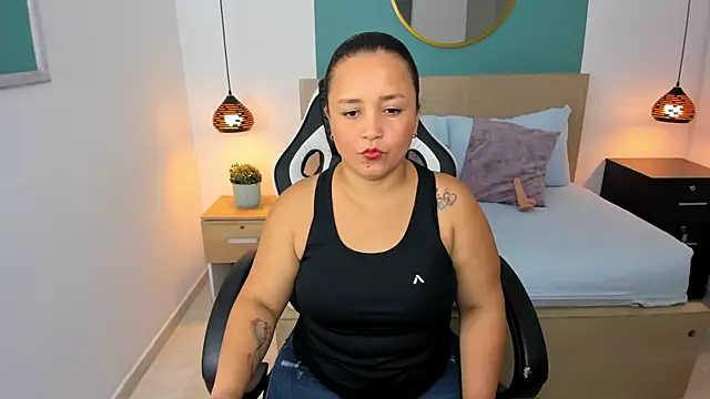 Snapshot of linda_rios_ chatting on February 2025 07:02:02 PM linda rios online show from February 2025 07:02:02 PM