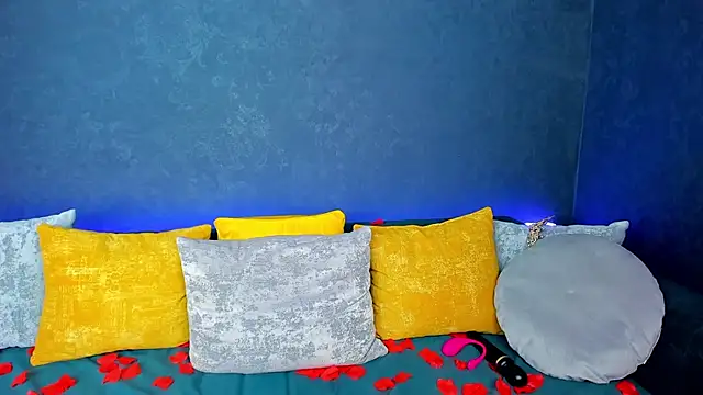 Curvy Dynamite  online show from February 2025 01:10:01 AM