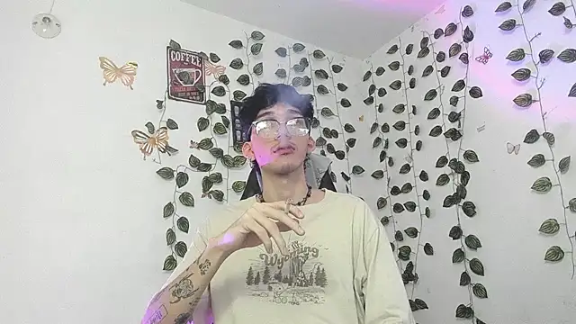 Snapshot of skinny_dann chatting on March 2025 01:10:01 AM skinny dann online show from March 2025 01:10:01 AM