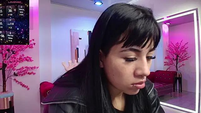 Snapshot of Leia_queens chatting on October 2025 12:02:01 PM Leia queens online show from October 2025 12:02:01 PM