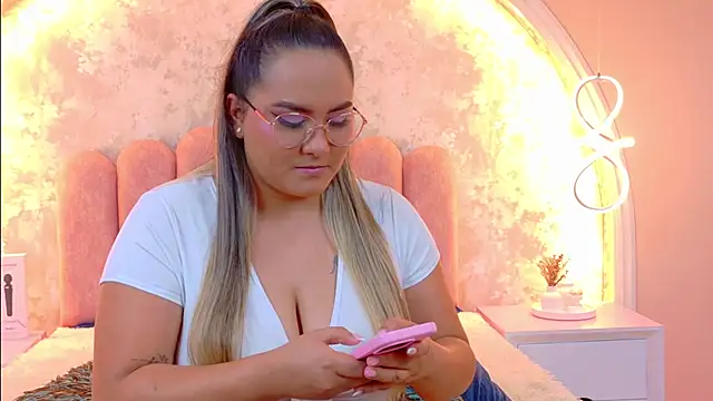 Snapshot of MiaLaurents chatting on February 2026 12:26:02 AM MiaLaurents online show from February 2026 12:26:02 AM