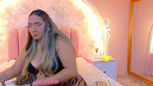 Snapshot of MiaLaurents chatting on February 2026 03:40:01 AM MiaLaurents online show from February 2026 03:40:01 AM