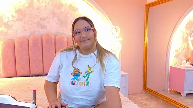 Snapshot of MiaLaurents chatting on February 2026 03:17:01 AM MiaLaurents online show from February 2026 03:17:01 AM