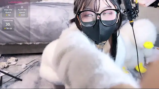 Yu UwU  online show from January 2025 02:42:01 PM