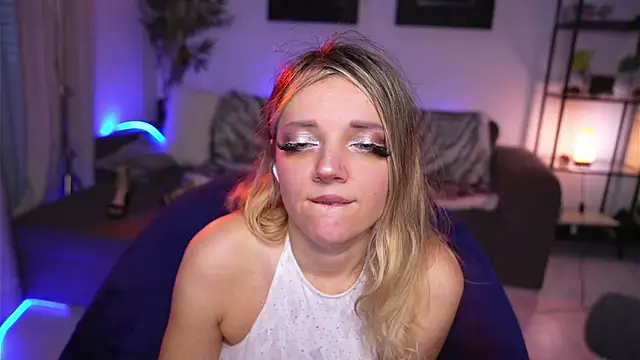 Snapshot of Magnetic_Amy chatting on January 2025 01:11:01 PM Magnetic Amy online show from January 2025 01:11:01 PM