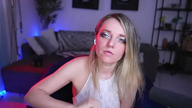 Snapshot of Magnetic_Amy chatting on March 2025 01:18:01 PM Magnetic Amy online show from March 2025 01:18:01 PM