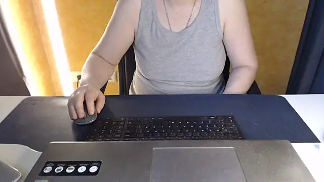 Snapshot of Sweet_Phoenix chatting on June 2026 06:09:01 AM Sweet Phoenix online show from June 2026 06:09:01 AM