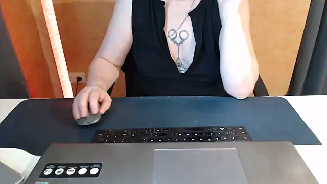 Snapshot of Sweet_Phoenix chatting on June 2026 08:29:01 AM Sweet Phoenix online show from June 2026 08:29:01 AM