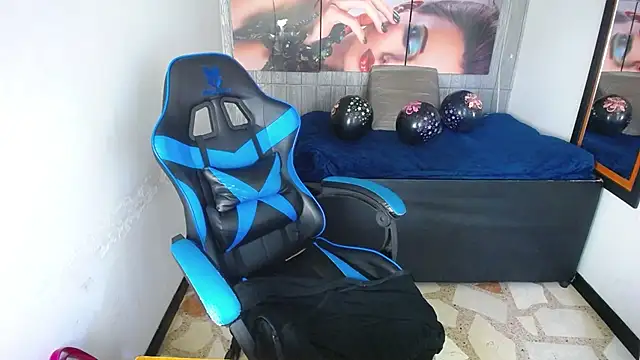 Anniee x online show from October 2025 05:00:01 PM