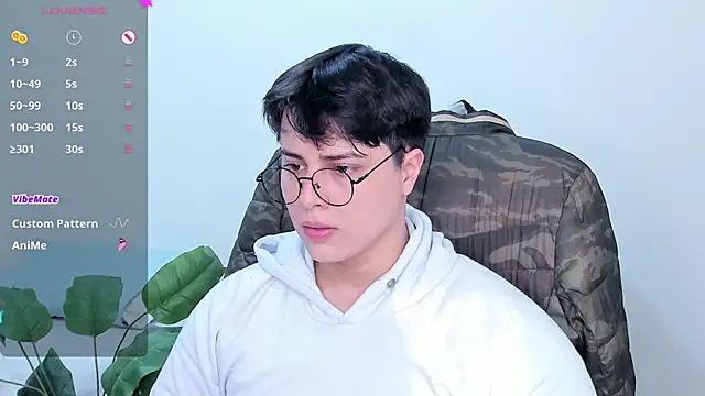 Snapshot of Thom_Ohtani chatting on September 2025 09:58:01 PM Thom Ohtani online show from September 2025 09:58:01 PM