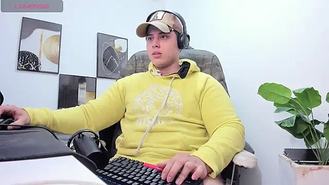 Snapshot of Thom_Ohtani chatting on September 2025 04:40:02 PM Thom Ohtani online show from September 2025 04:40:02 PM