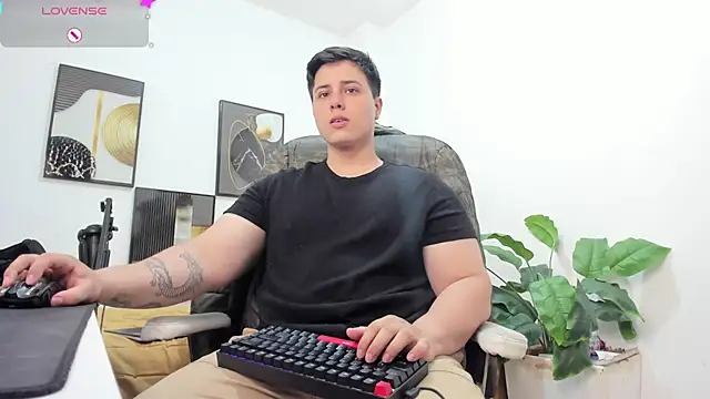 Snapshot of Thom_Ohtani chatting on September 2025 02:15:02 AM Thom Ohtani online show from September 2025 02:15:02 AM