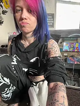 Snapshot of trashbrat chatting on June 2026 10:25:01 PM trashbrat online show from June 2026 10:25:01 PM