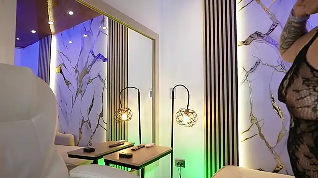 Emma Walkerr  online show from February 2026 07:00:02 PM