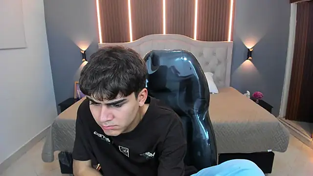 Tommy18   online show from November 2025 03:38:01 AM