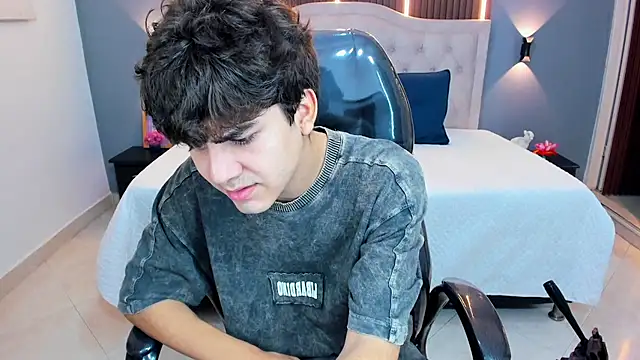 Tommy18   online show from April 2026 03:23:02 AM