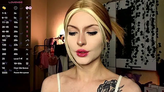 Snapshot of Emily__Mooree chatting on November 2025 03:28:01 AM Emily Mooree online show from November 2025 03:28:01 AM