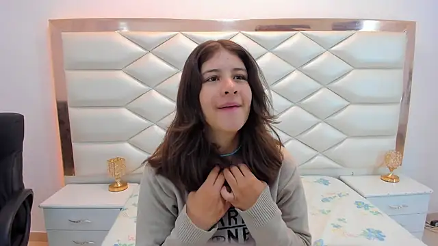 Snapshot of MiaQueen021 chatting on January 2025 12:13:01 PM MiaQueen021 online show from January 2025 12:13:01 PM